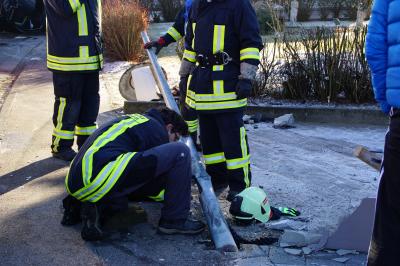 Irslingen: VW Fahrer schanzt ueber Laterne und bleibt auf Dach liegen 
